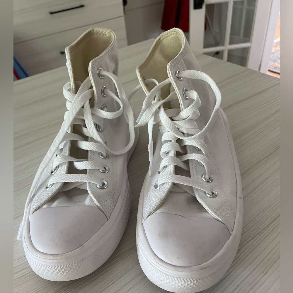 EUC Chuck Taylor Converse All Star high tops size 8 women!
